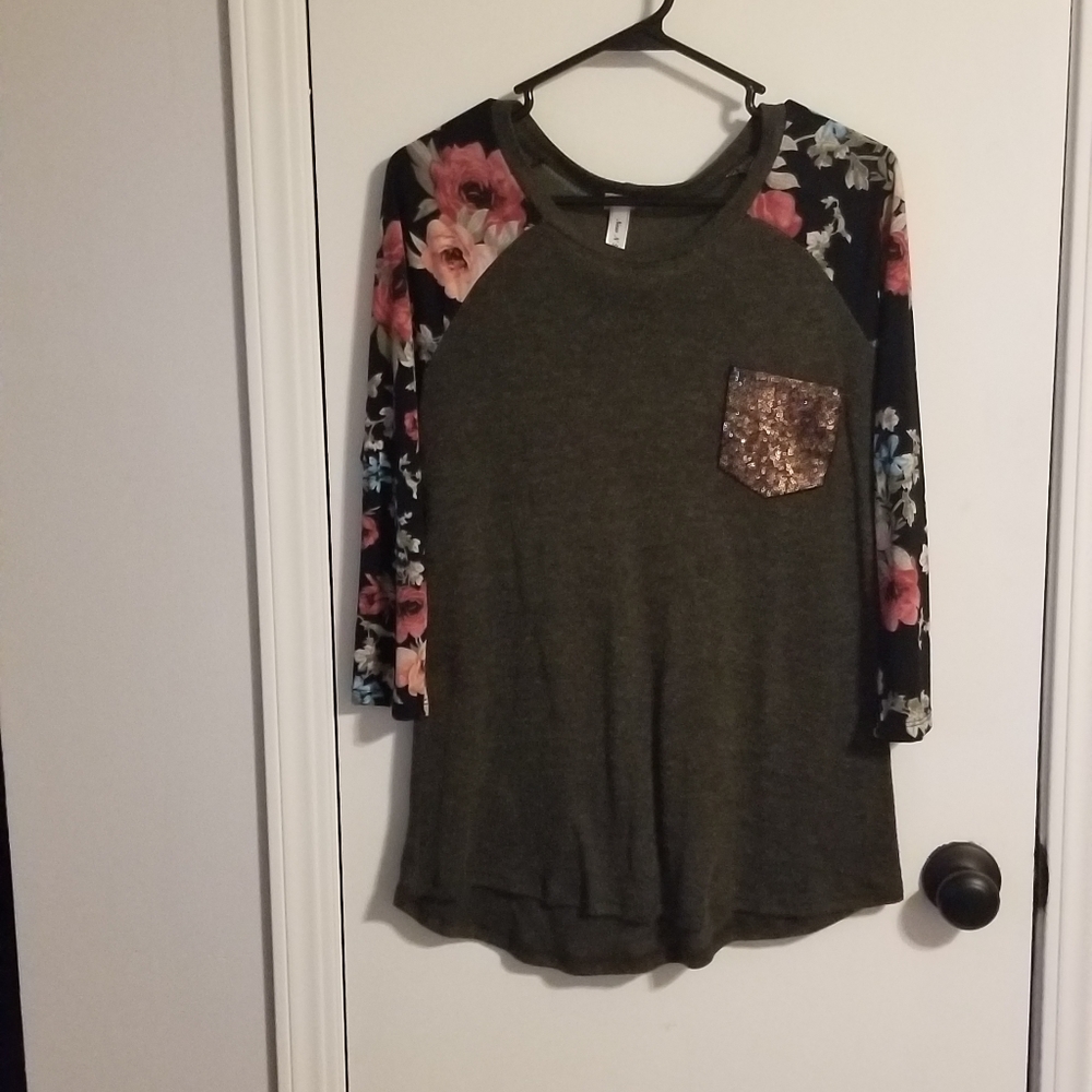 Top with 3/4 sleeves and cute functional pocket